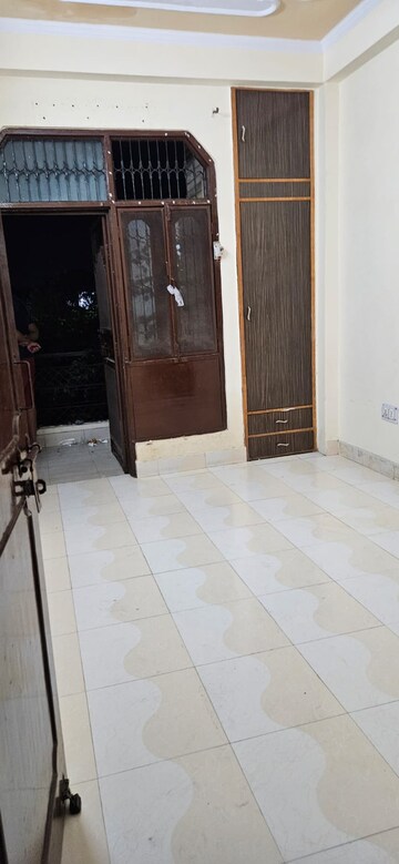 Room in 2.5 BHK Apartment at Dilshad Garden – for Rent