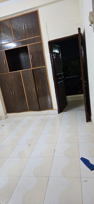 Room in 2.5 BHK Apartment at Dilshad Garden – for Rent
