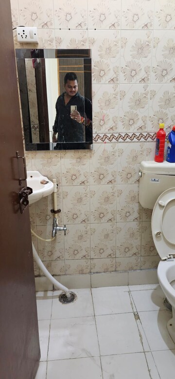 Attached Bathroom in 2.5 BHK Apartment at Dilshad Garden – for Rent