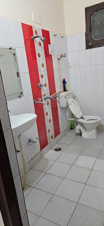 Attached Bathroom in 2.5 BHK Apartment at Dilshad Garden – for Rent