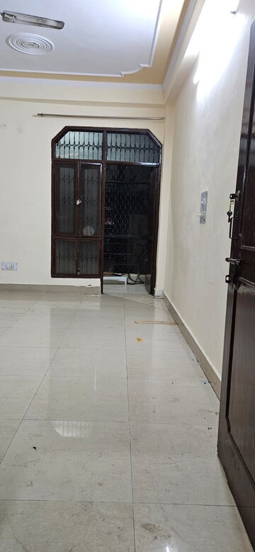 Room in 2.5 BHK Apartment at Dilshad Garden – for Rent