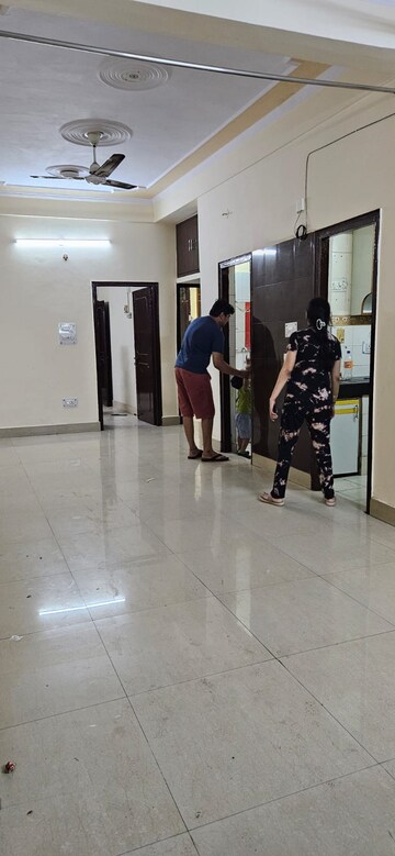 Room in 2.5 BHK Apartment at Dilshad Garden – for Rent