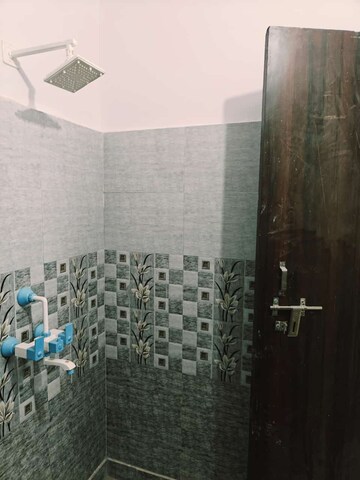 Bathroom in 3 BHK Builder Floor at Shalimar Apartments Shalimar Garden, Shalimar Garden – for Sale