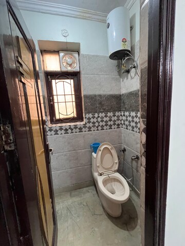 Attached Bathroom in 3 BHK Builder Floor at Shahdara – for Rent