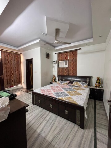 Room in 3 BHK Builder Floor at Shahdara – for Rent