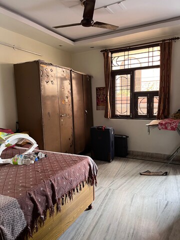Room in 3 BHK Builder Floor at Shahdara – for Rent