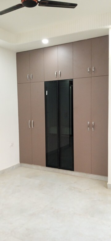 Building Lobby in 3 BHK Builder Floor at Mahavir Enclave – for Sale