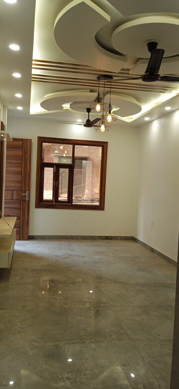 Room in 3 BHK Builder Floor at Mahavir Enclave – for Sale