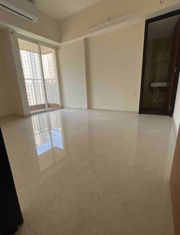 Room in 1 BHK Apartment at Hiranandani Solitaire Studio Apartment, Ghodbunder Road – for Sale