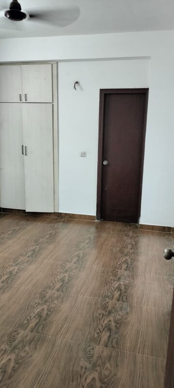 Room in 2.5 BHK Apartment at Amrapali Golf Homes, Sector 4, Greater Noida – for Sale