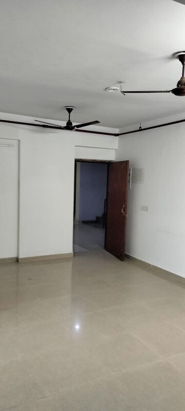 Room in 2.5 BHK Apartment at Amrapali Golf Homes, Sector 4, Greater Noida – for Sale