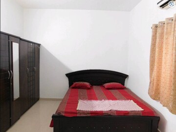 Room in 3 BHK Apartment at Jain Ravi Gayatri Heights, Hi Tech City – for Rent
