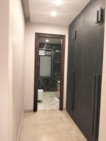 Building Lobby in 3 BHK Builder Floor at Ansal Sushant Lok I, Sector 43 – for Sale
