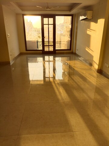 Room in 3 BHK Builder Floor at Greater Kailash ii – for Rent