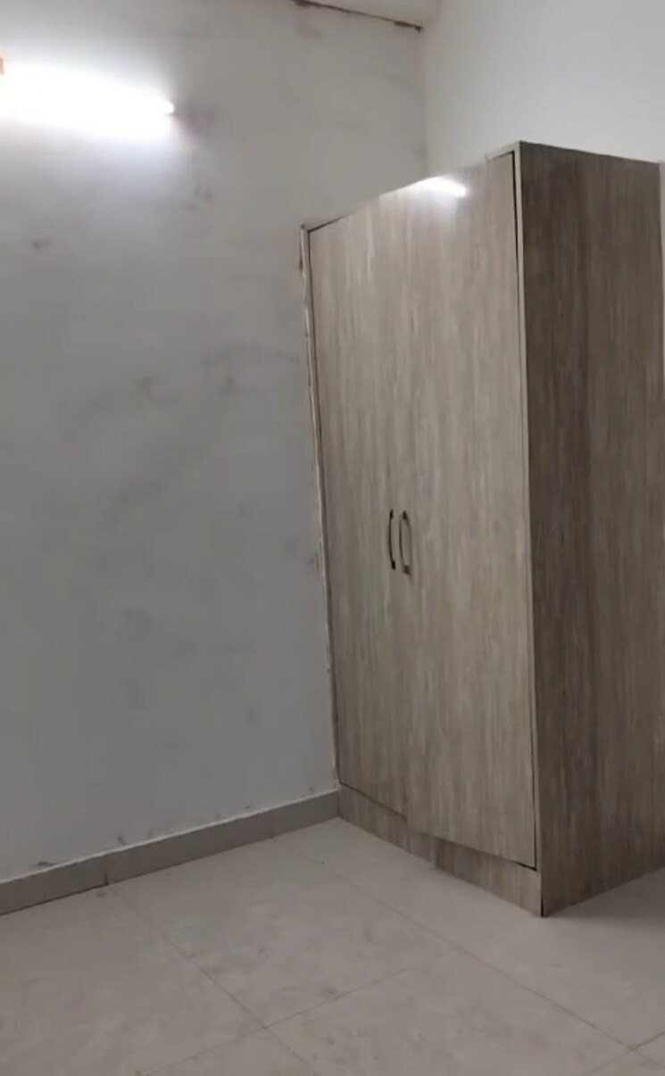 Room, anand vihar 3 Bedroom 90 Sq.Mt. Builder Floor In Anand Vihar Ghaziabad 7920613