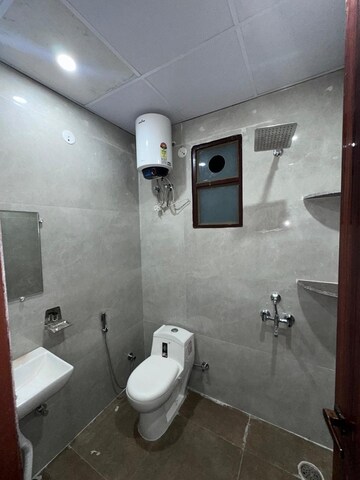 Bathroom in 1 BHK Builder Floor at Sector 40 – for Rent