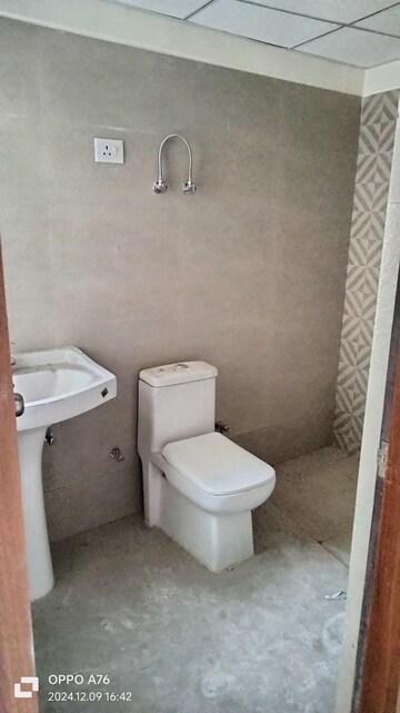 Bathroom in 4 BHK Apartment at VVIP Mangal, Raj Nagar Extension – for Rent