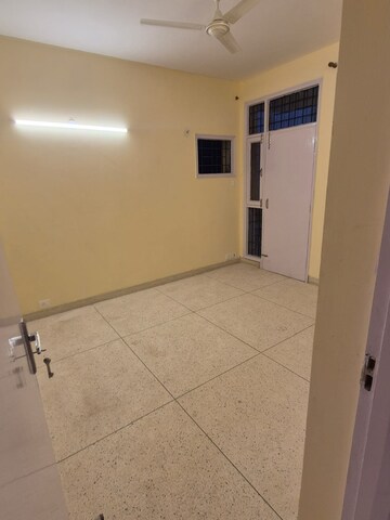 Room in 3 BHK Builder Floor at Unitech South City II, Sector 50 – for Rent