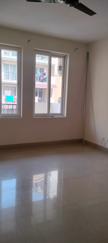 Room in 3 BHK Apartment at Emaar Emerald Floors Premier, Sector 65 – for Rent
