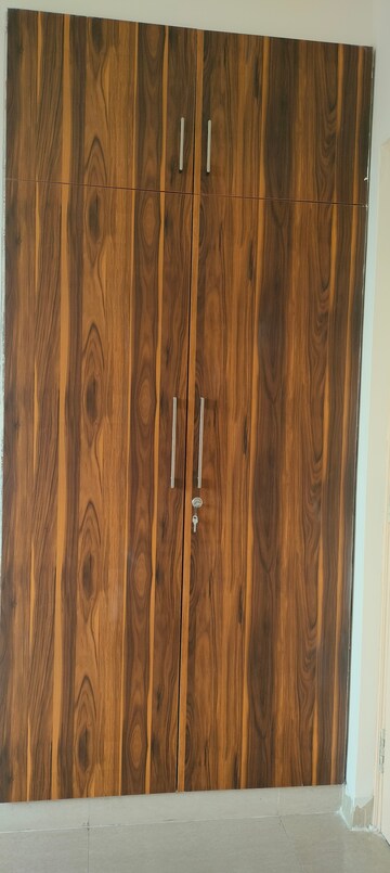 Furnished Amenities in 3 BHK Apartment at Emaar Emerald Floors Premier, Sector 65 – for Rent