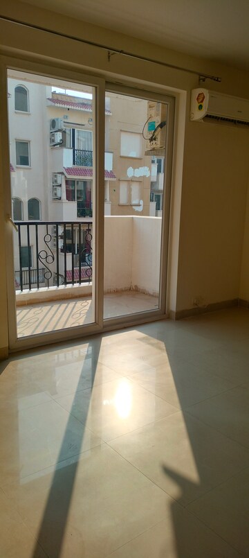 Room in 3 BHK Apartment at Emaar Emerald Floors Premier, Sector 65 – for Rent