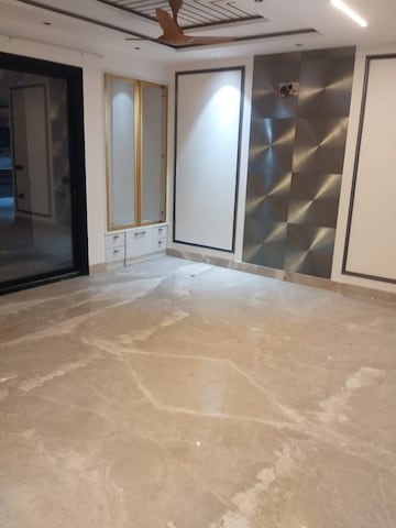 Room in 3 BHK Builder Floor at Paschim Vihar – for Rent