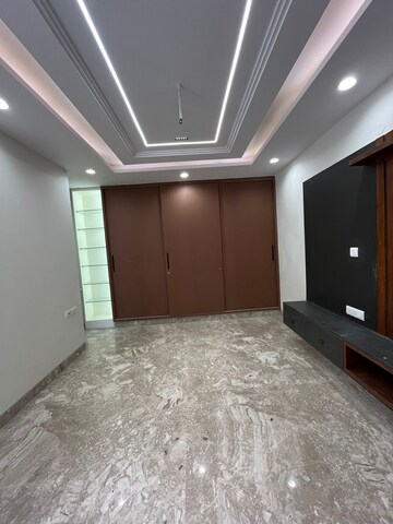 Room in 3 BHK Apartment at Paschim Vihar – for Rent
