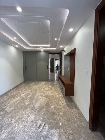 Room in 3 BHK Apartment at Paschim Vihar – for Rent
