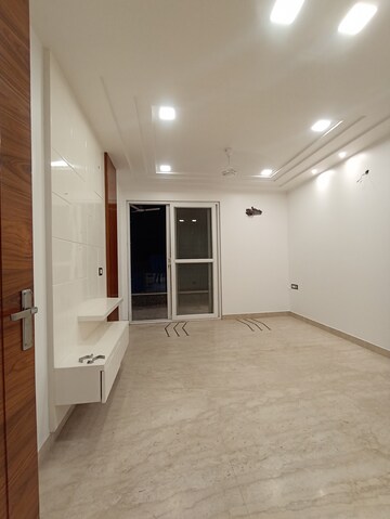 Room in 3 BHK Apartment at Paschim Vihar – for Rent