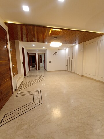 Room in 3 BHK Apartment at Paschim Vihar – for Rent