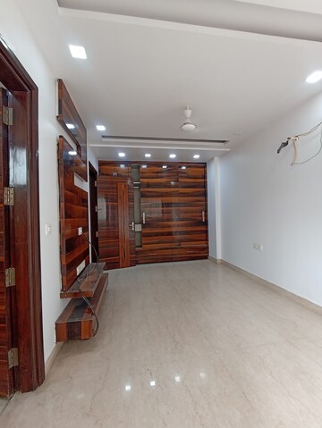 Room in 3 BHK Apartment at Paschim Vihar – for Rent