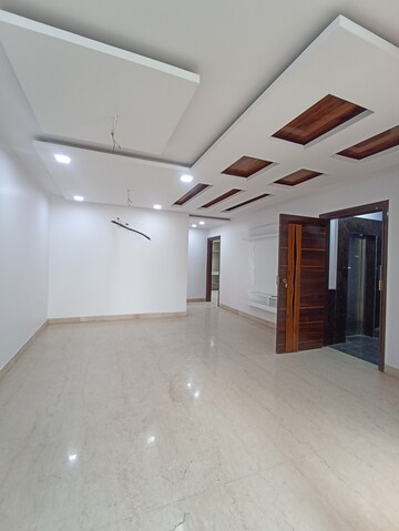 Room in 3 BHK Apartment at Paschim Vihar – for Rent