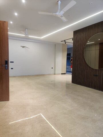Room in 4 BHK Builder Floor at Sector 23 – for Rent