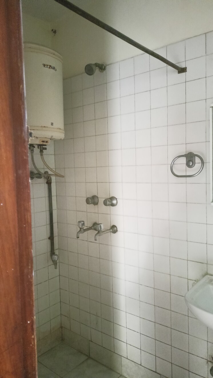 Bathroom, greater kailash i 3 Bedroom 300 Sq.Yd. Builder Floor In Greater Kailash I Delhi 7921725