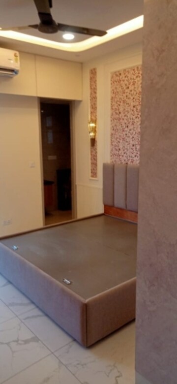 Room in 4 BHK Apartment at Vrinda Heritage Skyward, Sector 1 Greater Noida – for Sale