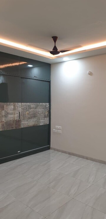 Room in 3 BHK Apartment at Lakshmi Cadillac, Kondapur – for Rent