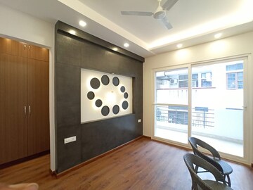 Room in 4 BHK Builder Floor at DLF Plaza Tower, Sector 26a – for Rent