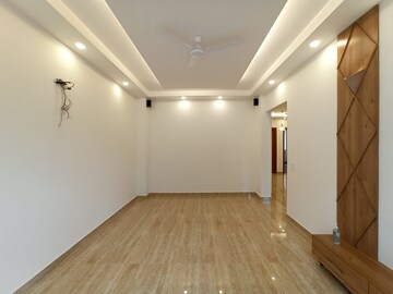 Room in 4 BHK Builder Floor at DLF Plaza Tower, Sector 26a – for Rent