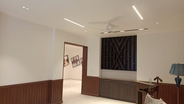 Room in 4 BHK Builder Floor at DLF Plaza Tower, Sector 26a – for Rent
