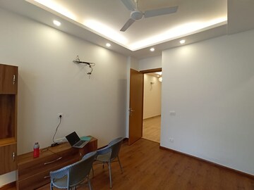 Room in 4 BHK Builder Floor at DLF Plaza Tower, Sector 26a – for Rent