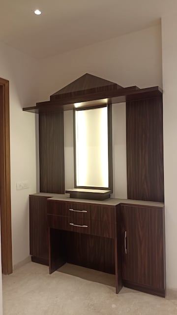 Room in 4 BHK Builder Floor at DLF Plaza Tower, Sector 26a – for Rent