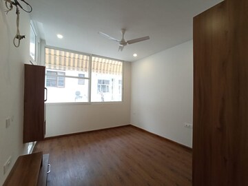 Room in 4 BHK Builder Floor at DLF Plaza Tower, Sector 26a – for Rent