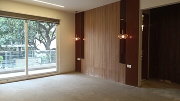 Room in 4 BHK Builder Floor at DLF Plaza Tower, Sector 26a – for Rent