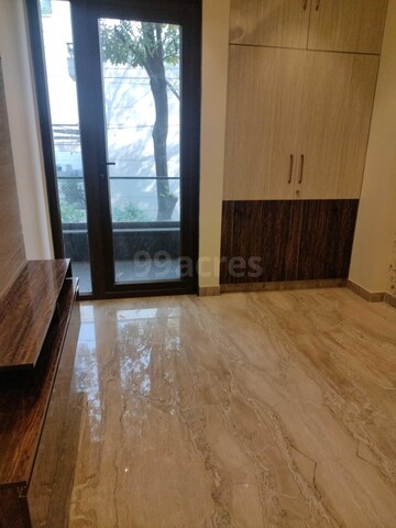 Room in 4 BHK Builder Floor at DLF Plaza Tower, Sector 26a – for Rent