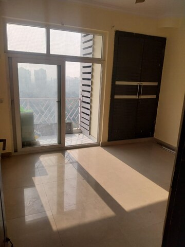 Room in 3 BHK Apartment at Amrapali Eden Park, Sector 50 – for Rent
