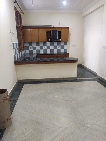 Room in 3 BHK Builder Floor at Sector 31 – for Rent