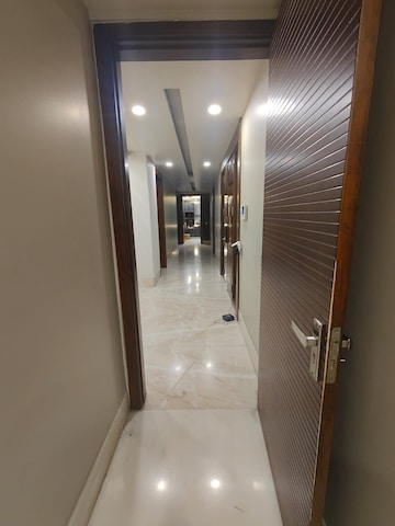 Building Lobby in 3 BHK Apartment at Parsvnath Exotica, Sector 53 – for Rent