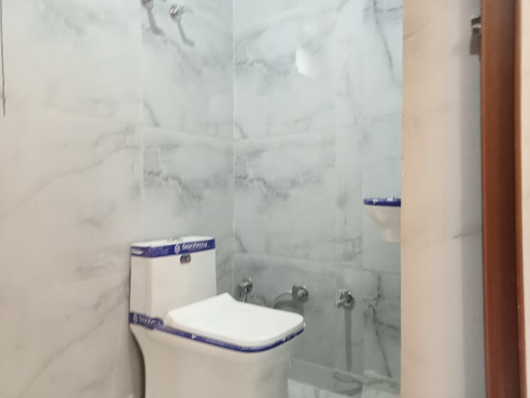 Bathroom, palam colony 3 Bedroom 900 Sq.Ft. Builder Floor In Palam Colony Delhi 7923162