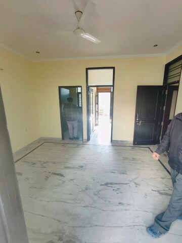 Room in 1 BHK Builder Floor at Ansal Sushant Lok I, Sector 43 – for Rent