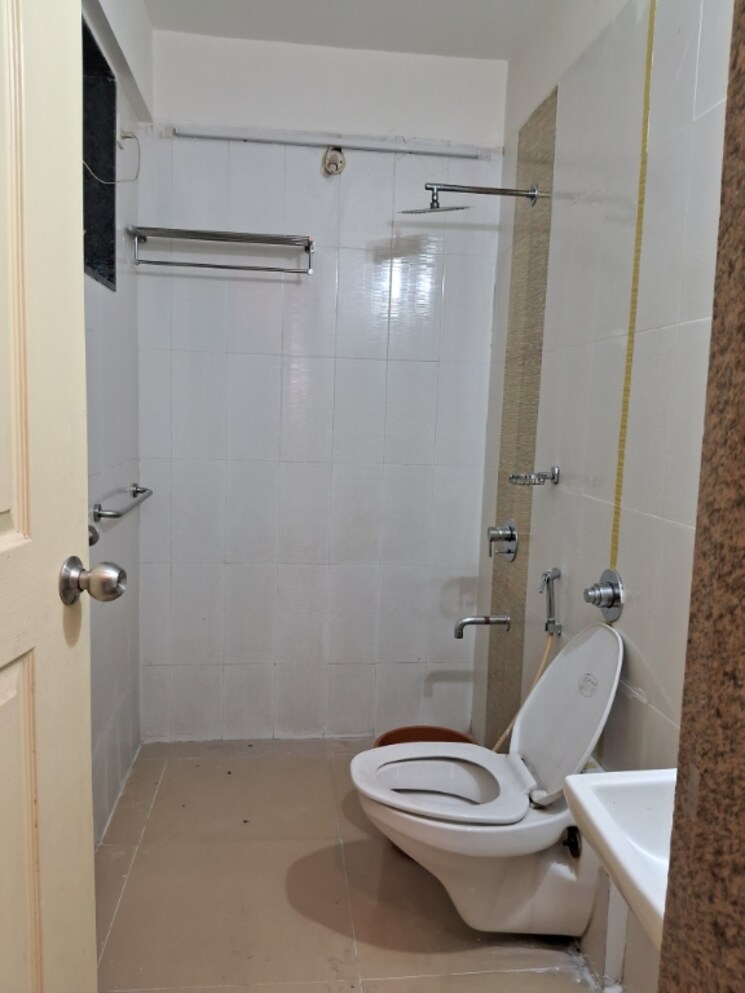 Bathroom, dosti-florentine 2.5 Bedroom 750 Sq.Ft. Apartment In Wadala Mumbai 7924340